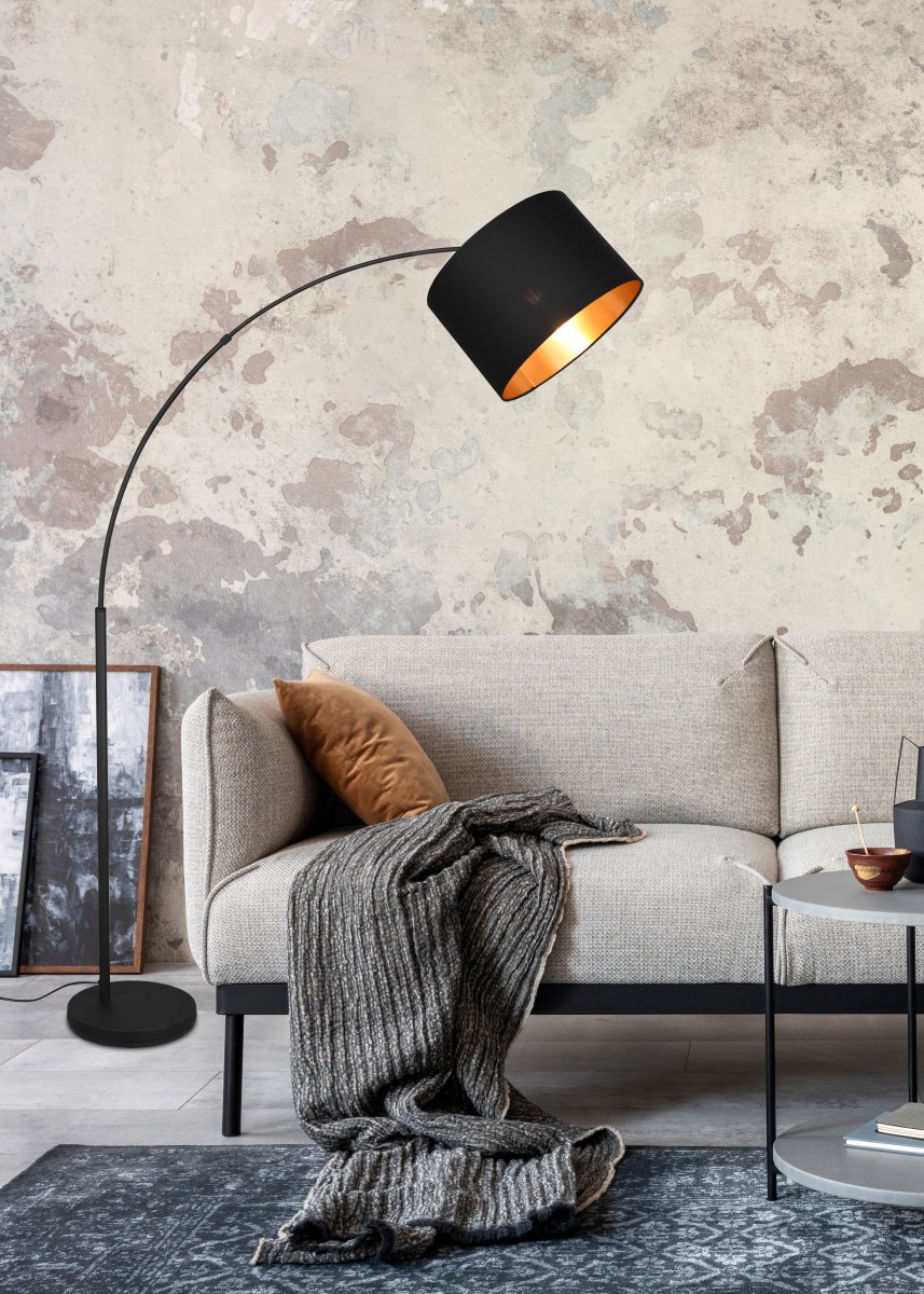Bolivia Sort gulvlampe Fra Trio Lighting - Bolivia er en bueformet gulvlampe, der skaber en atmosfære af komfort og velvære i stuen takket være dens kombination af form og materiale.