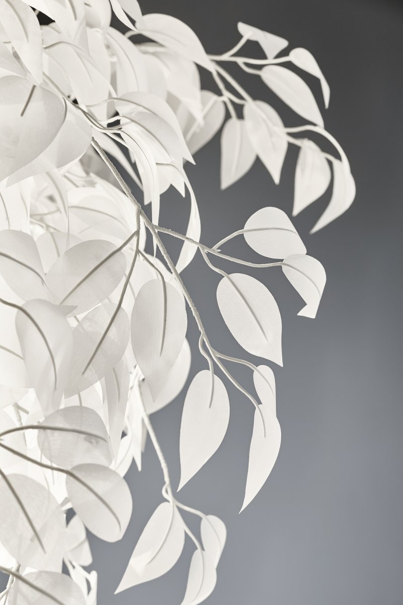 Leavy Hvid gulvlampe Fra Trio Lighting - Leavy gulvlampen er en unik og imponerende funktion i dit hjem med sine dekorative plastikblade, der giver den en distinkt og fortryllende stil.
