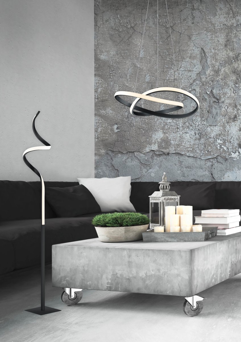 Course Sort gulvlampe Fra Trio Lighting - Den matsorte finish giver lampen et moderne og sofistikeret look, der smelter ind i mange indretningsstile, hvilket gør den til et elegant blikfang i dit hjem.