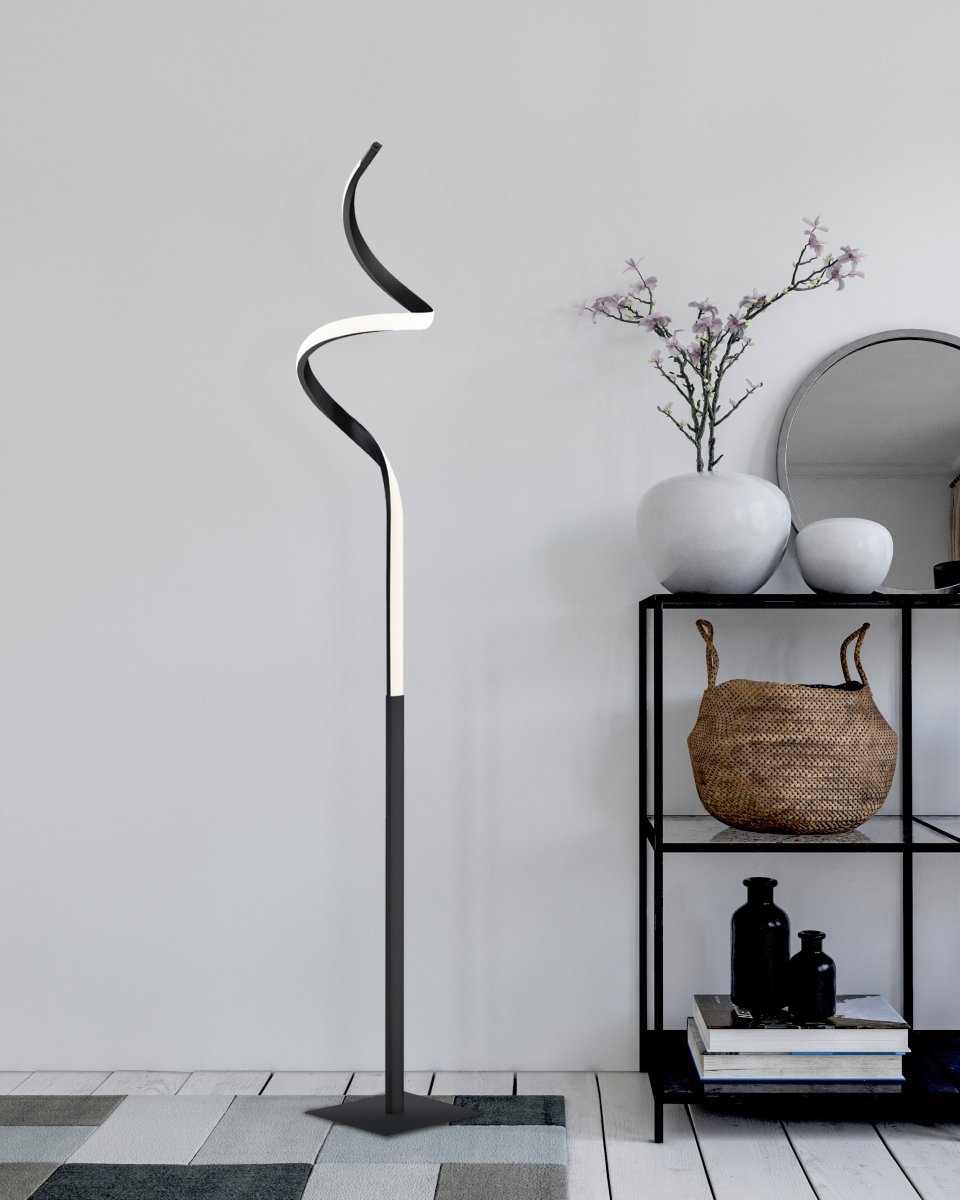 Course Sort gulvlampe Fra Trio Lighting - Den matsorte finish giver lampen et moderne og sofistikeret look, der smelter ind i mange indretningsstile, hvilket gør den til et elegant blikfang i dit hjem.