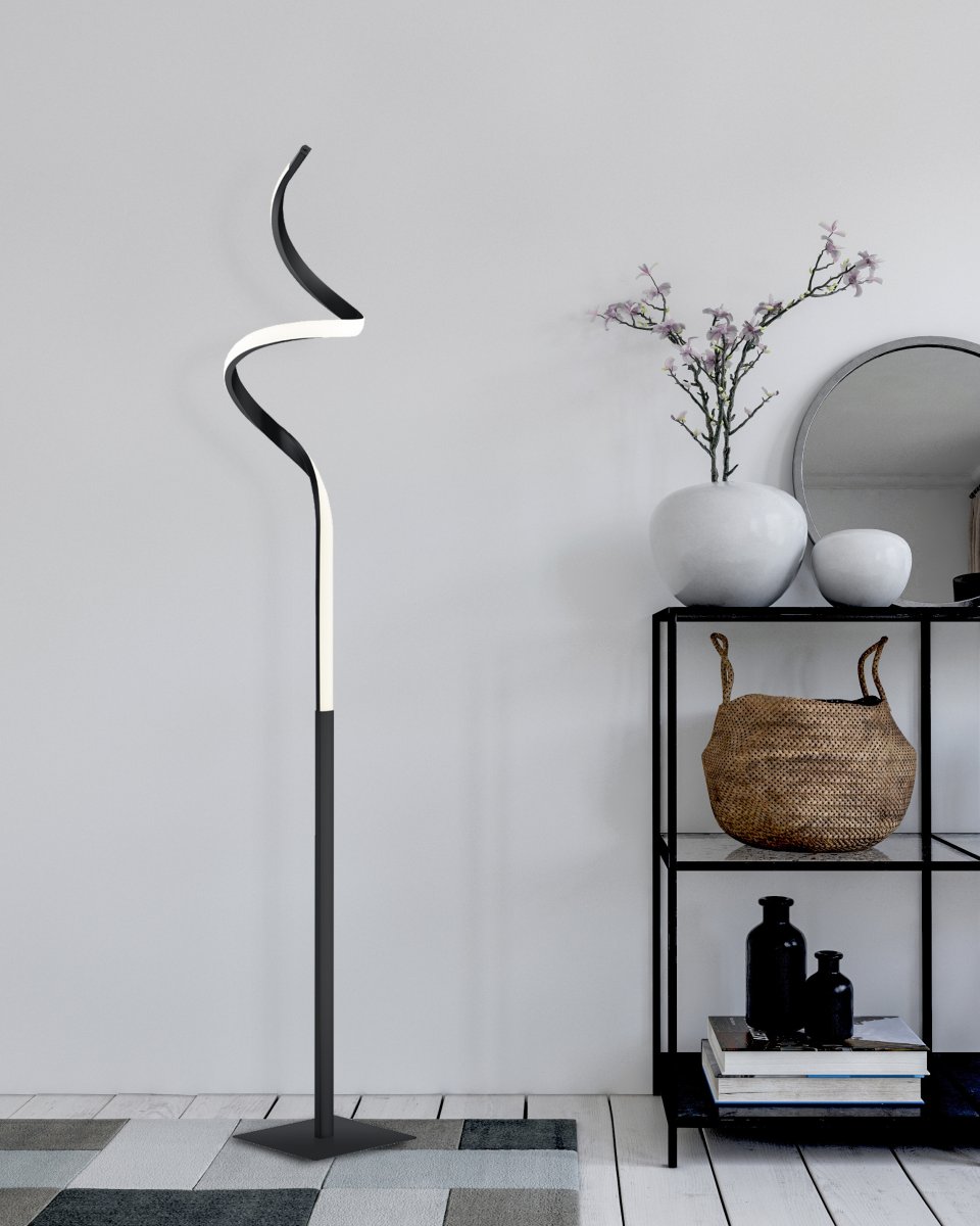 Course Sort gulvlampe Fra Trio Lighting - Den matsorte finish giver lampen et moderne og sofistikeret look, der smelter ind i mange indretningsstile, hvilket gør den til et elegant blikfang i dit hjem.