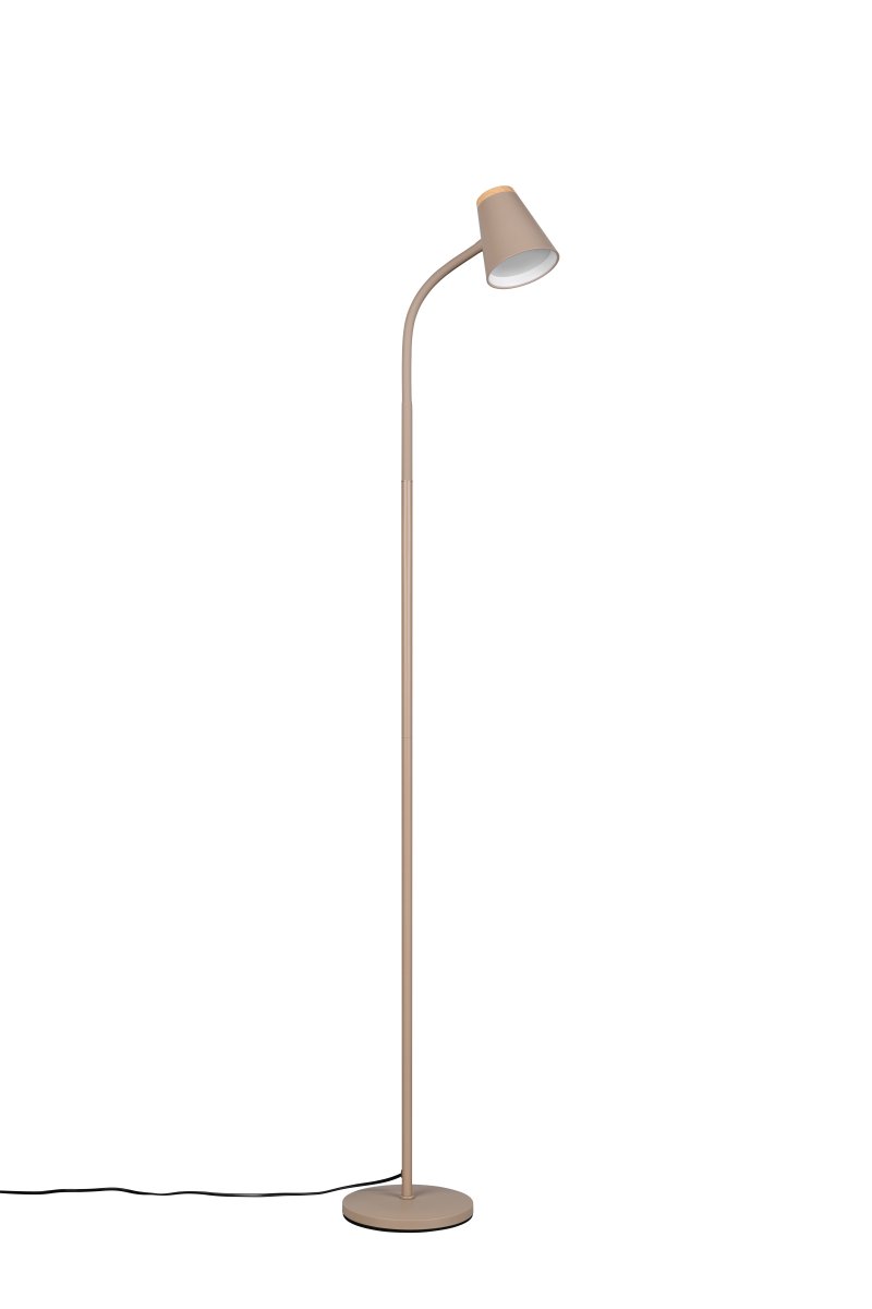 Pongo Beige gulvlampe Fra Trio Lighting - Den slanke form og det vinklede lampehoved g&oslash;r Pongo alsidig og passer nemt ind i ethvert hjem og enhver stil.