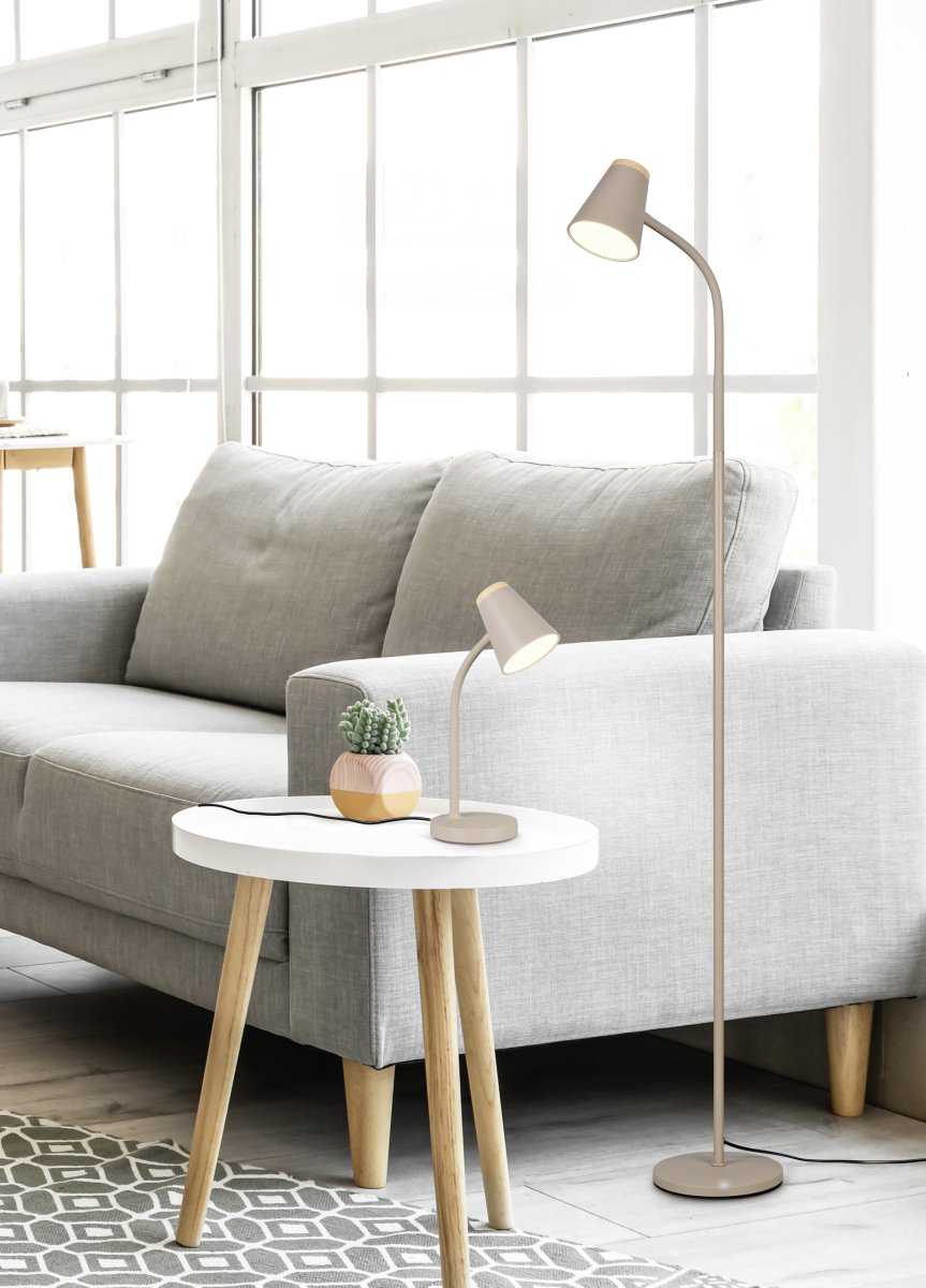 Pongo Beige gulvlampe Fra Trio Lighting - Den slanke form og det vinklede lampehoved g&oslash;r Pongo alsidig og passer nemt ind i ethvert hjem og enhver stil.