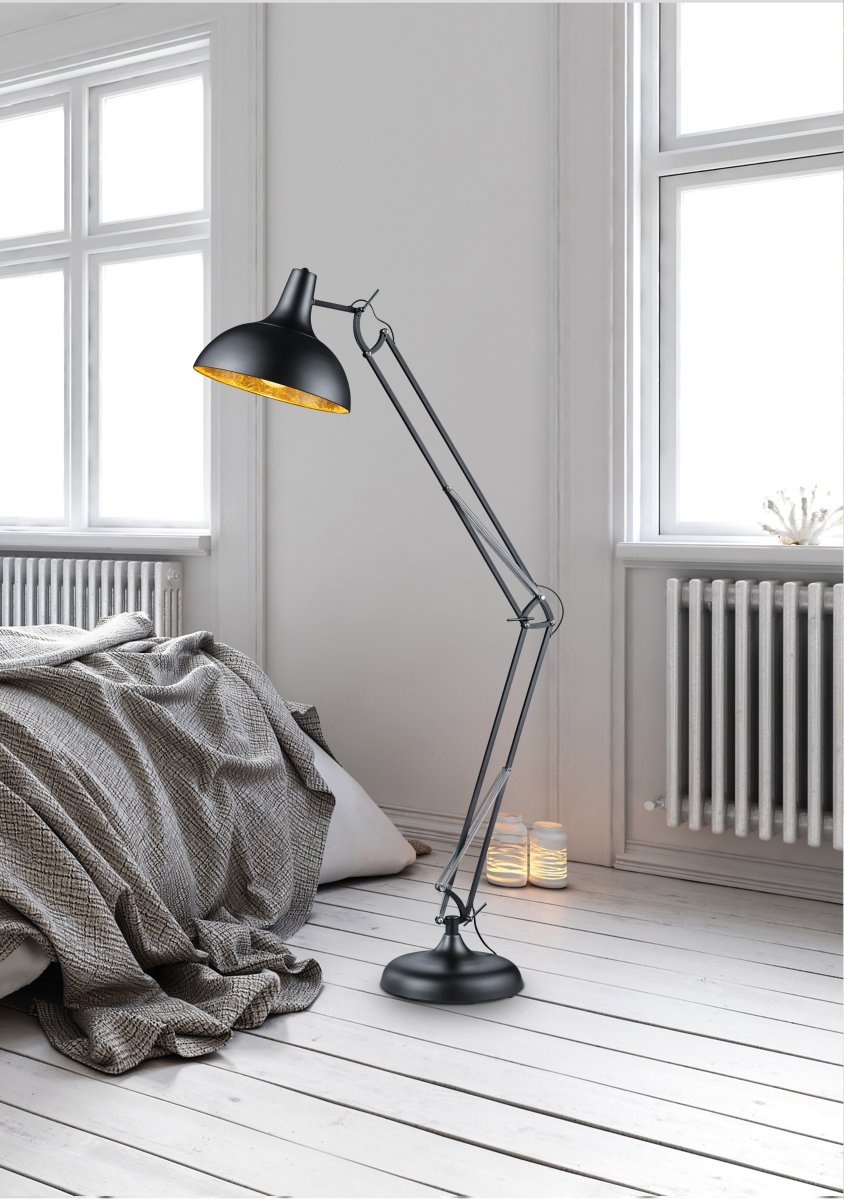 Salvador Sort gulvlampe Fra Trio Lighting - Uanset om den placeres ved siden af sofaen eller bruges som et selvst&aelig;ndigt designelement i entr&eacute;en, stuen eller sovev&aelig;relset, tilf&oslash;jer Salvador et moderne touch og bliver et stilfuldt indslag i dit hjem.