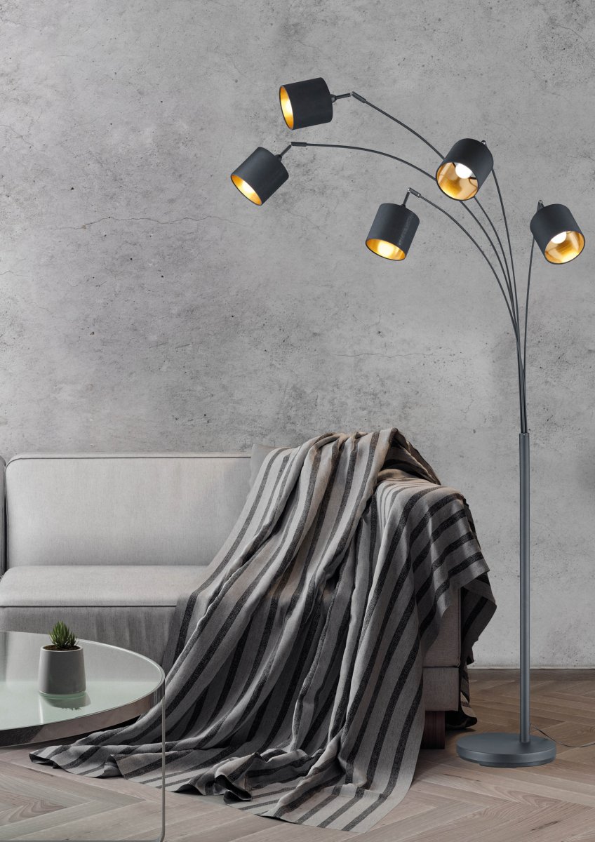 Tommy 5 Sort gulvlampe Fra Trio Lighting - De klare, moderne former og det matsorte metal med sorte og guldfarvede stofskærme gør lampen til en elegant og fleksibel indretningsdetalje.