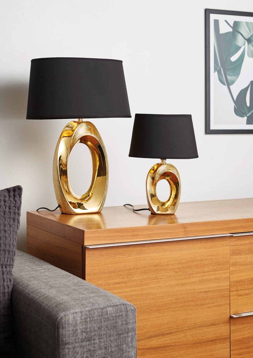 Taba 52cm Guld bordlampe Fra Trio Lighting - Med sine mål på 38x52 cm giver den den rette lysstemning og er dekorativ som sengelampe, på en byr&aring; eller et sidebord.