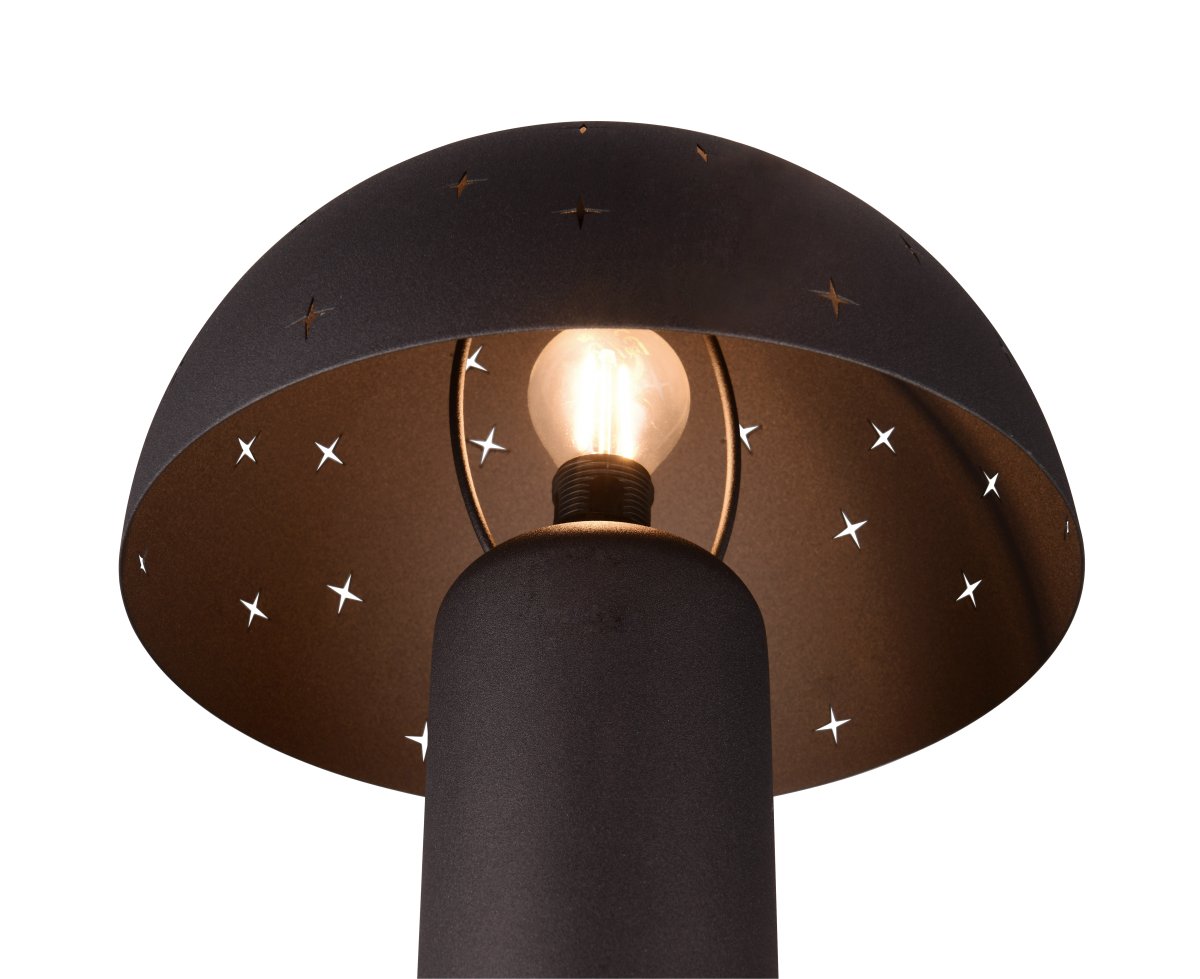 Seta 32cm Sort bordlampe Fra Trio Lighting - N&aring;r lampen er t&aelig;ndt, husker de olien; udsk&aelig;ringerne i metalsk&aelig;rmen om funklende stjerner og skaber en speciel og hyggelig atmosf&aelig;re.