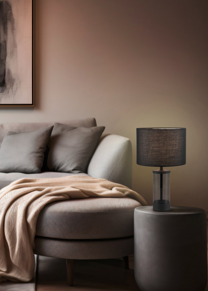 Grazia 34cm Sort bordlampe Fra Trio Lighting - Bordlampen Grazia kombinerer en elegant stofskærm med en stilren cylindrisk fod i glas og metal, som giver et harmonisk og sofistikeret indtryk.