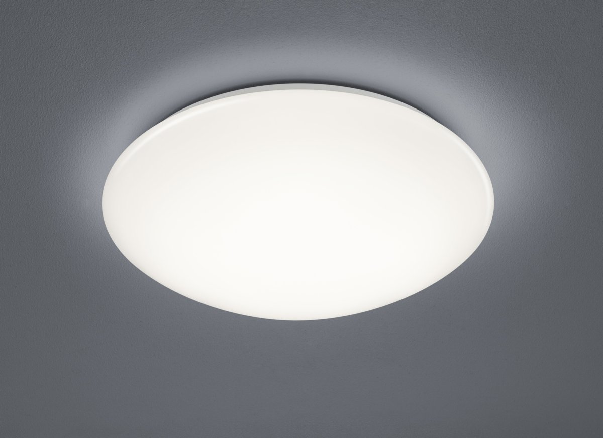 Prodo Ø50 Hvid plafond Fra Trio Lighting - 50 cm passer den perfekt ind i b&aring;de stue og sovev&aelig;relse.