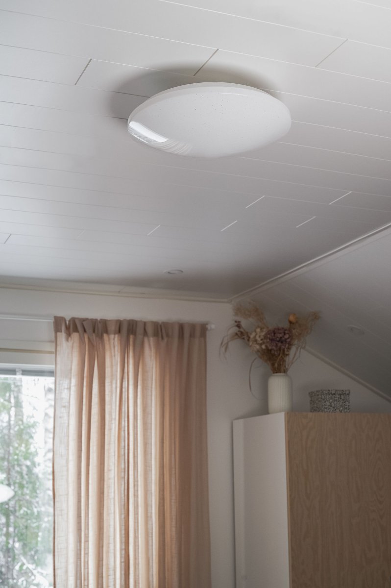 Prodo Ø50 Hvid plafond Fra Trio Lighting - 50 cm passer den perfekt ind i b&aring;de stue og sovev&aelig;relse.
