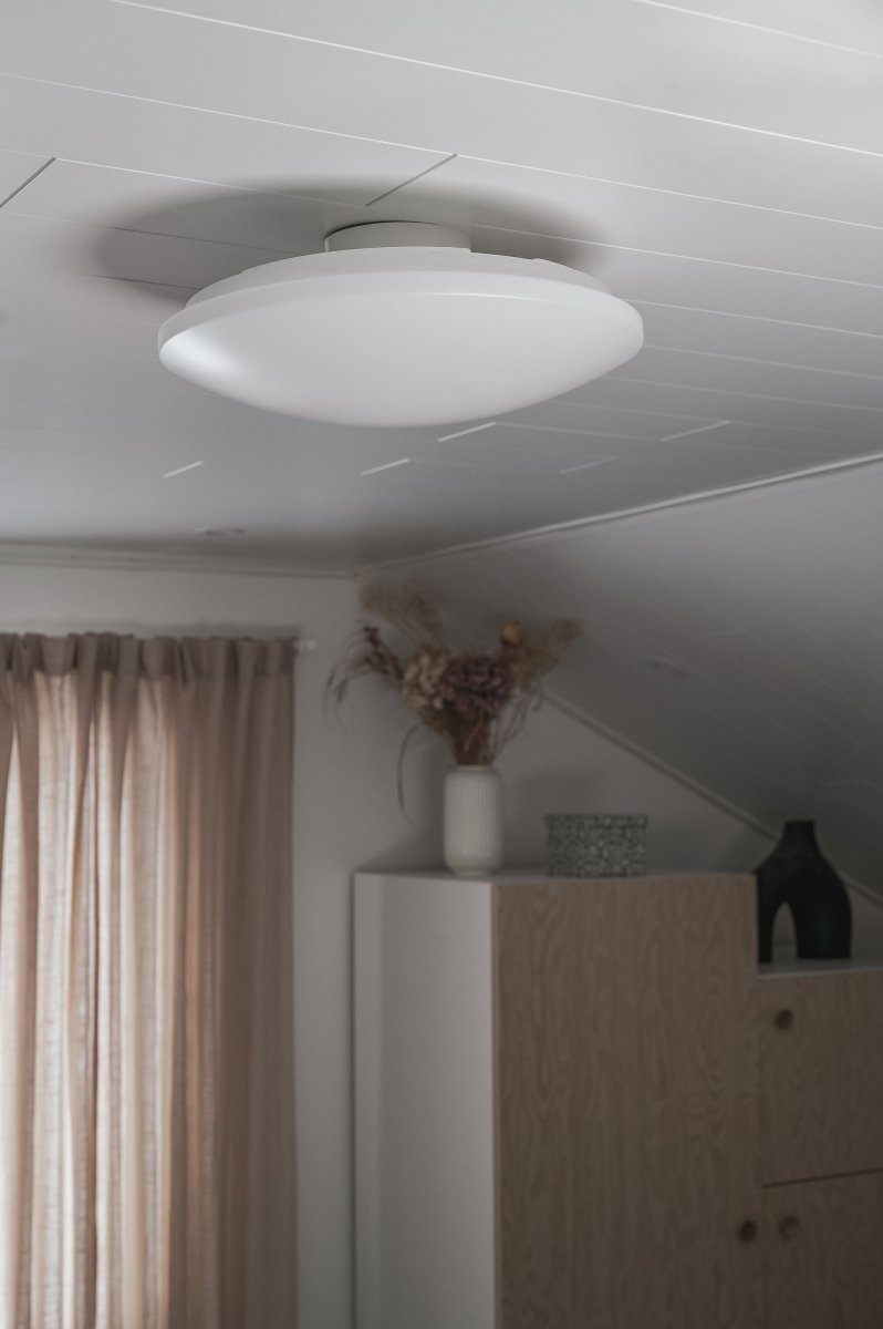 Prodo Ø50 Hvid plafond Fra Trio Lighting - 50 cm passer den perfekt ind i b&aring;de stue og sovev&aelig;relse.