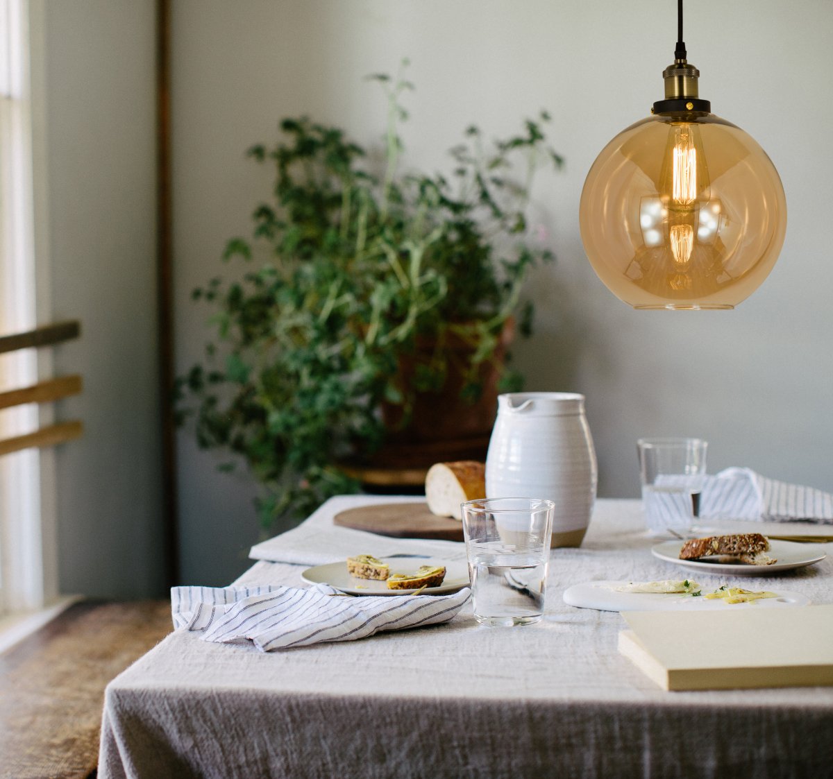 Beatrice Ø25 Rav loftslampe Fra Aneta Lighting - Beatrice loftslampe i antikfarvet metal og ravfarvet glaskuppel, som skaber en flot spredning af lys i rummet.