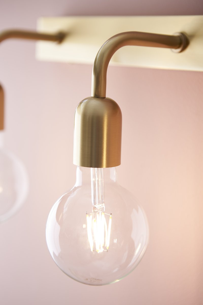 Regal Børstet messing badeværelseslampe Fra Belid - Denne model er til 3 lyskilder, og afh&aelig;ngigt af lyskilden &aelig;ndrer lampens karakter sig.