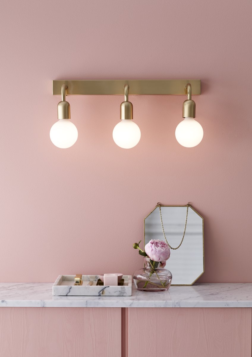 Regal Børstet messing badeværelseslampe Fra Belid - Denne model er til 3 lyskilder, og afh&aelig;ngigt af lyskilden &aelig;ndrer lampens karakter sig.