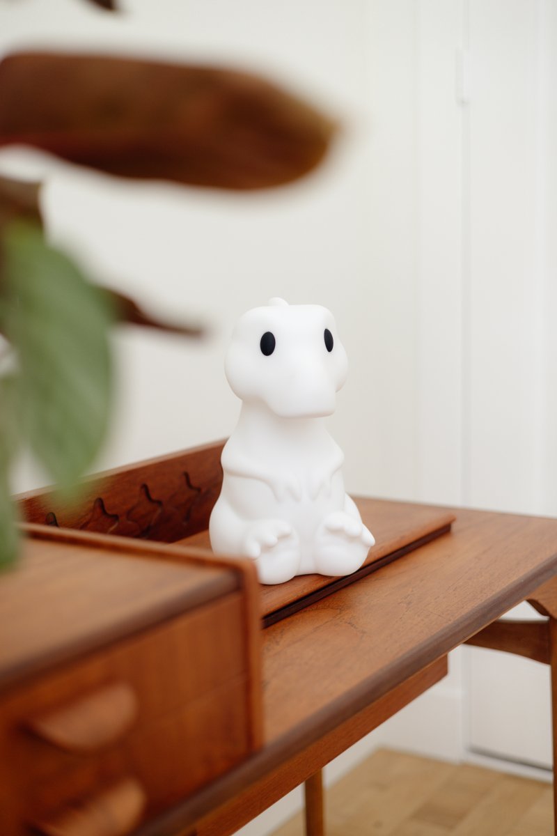 Rena First Light Hvid børnelampe Fra Mr Maria - Med en batterilevetid p&aring; op til 120 timer afh&aelig;ngig af lysstyrken og nem USB-C-opladning er hun klar til at lyse natten op igen og igen.