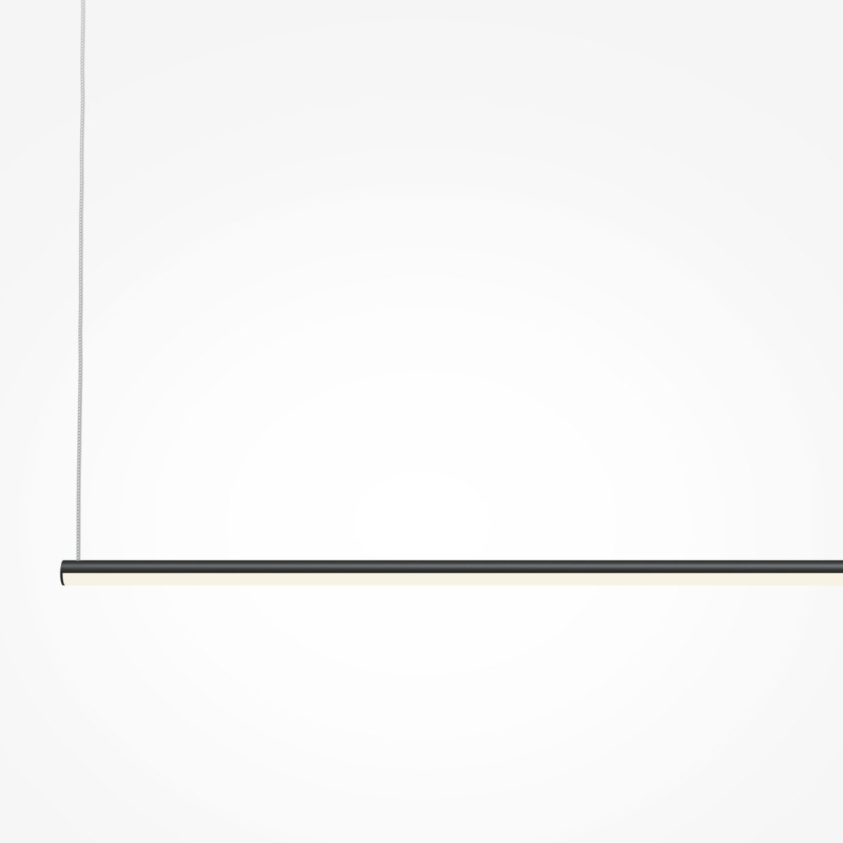 Halo 120cm Sort loftslampe Fra Maytoni - Den enkle og elegante form gør den til en alsidig belysningsløsning, der passer ind i både moderne og industrielle interiører, samtidig med at den fungerer som et diskret stiludtryk.