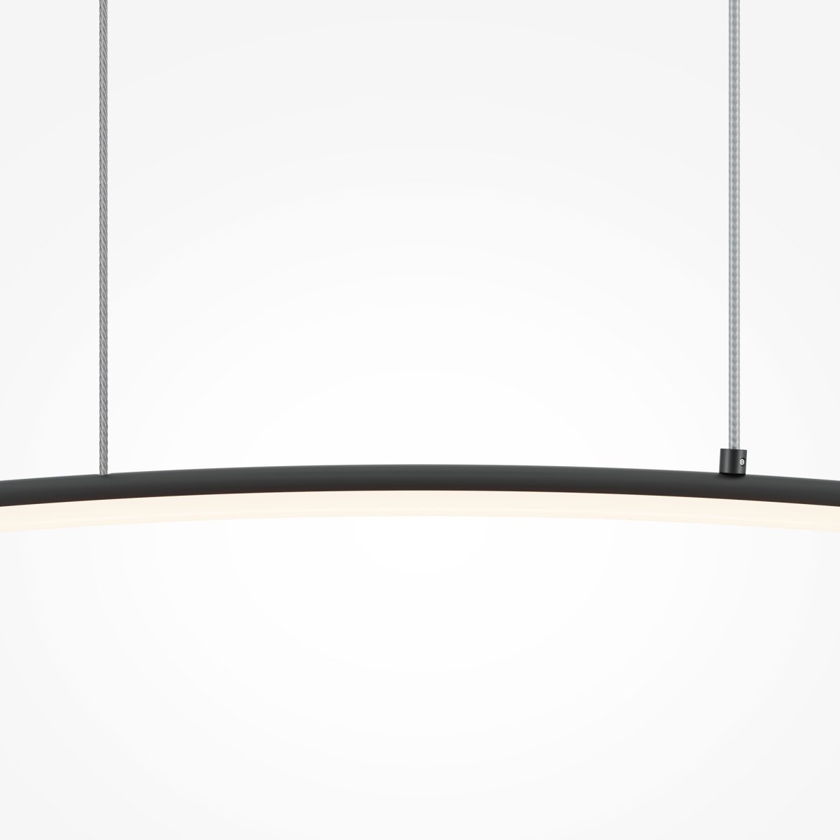 Light Reflection 98cm Sort loftslampe Fra Maytoni - Den har en justerbar farvetemperatur fra 3000K varmt hvidt lys til 4000K hvidt lys, hvilket gør den perfekt til at tilpasse lyset til stemningen.