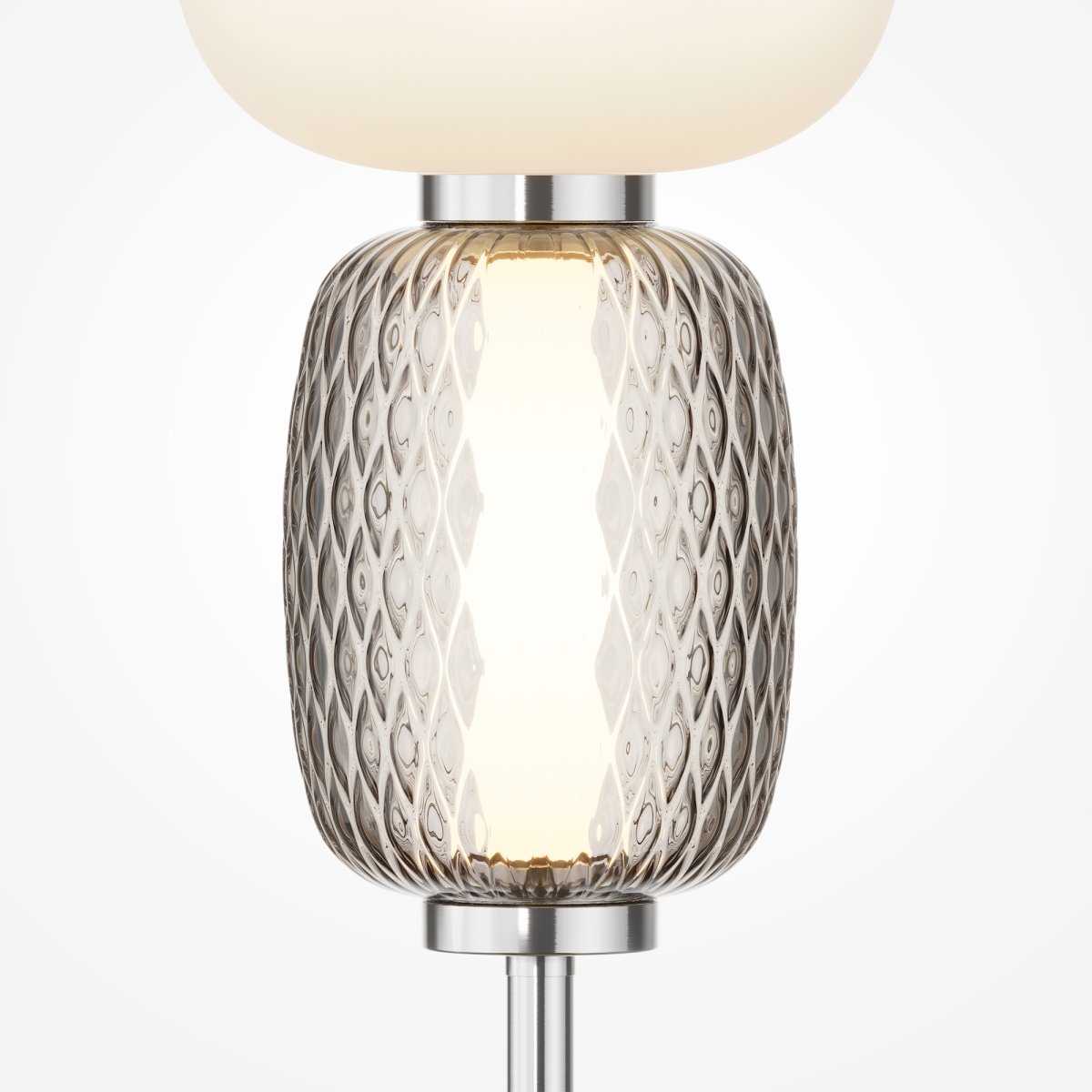 Pattern 68cm Chrom bordlampe Fra Maytoni - Lampens skærme har både et ternet og lineært mønster, som skaber en dynamisk og visuel effekt.