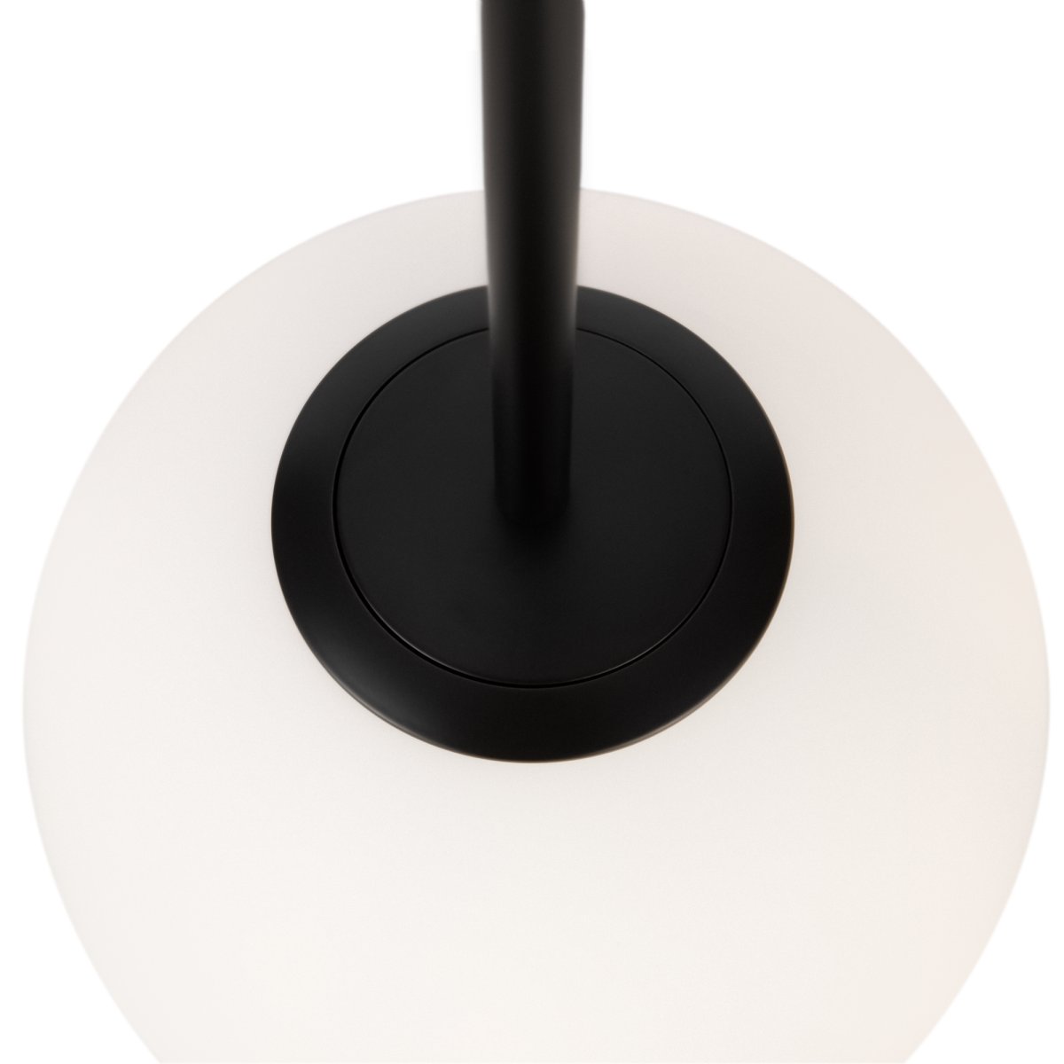 Basic form Ø20 Sort loftslampe Fra Maytoni - Med sin bløde opalglaskugle og et smalt metallisk armatur i sort finish giver lampen et smukt og behageligt lys, der passer perfekt i både moderne og klassiske indretningsstile.