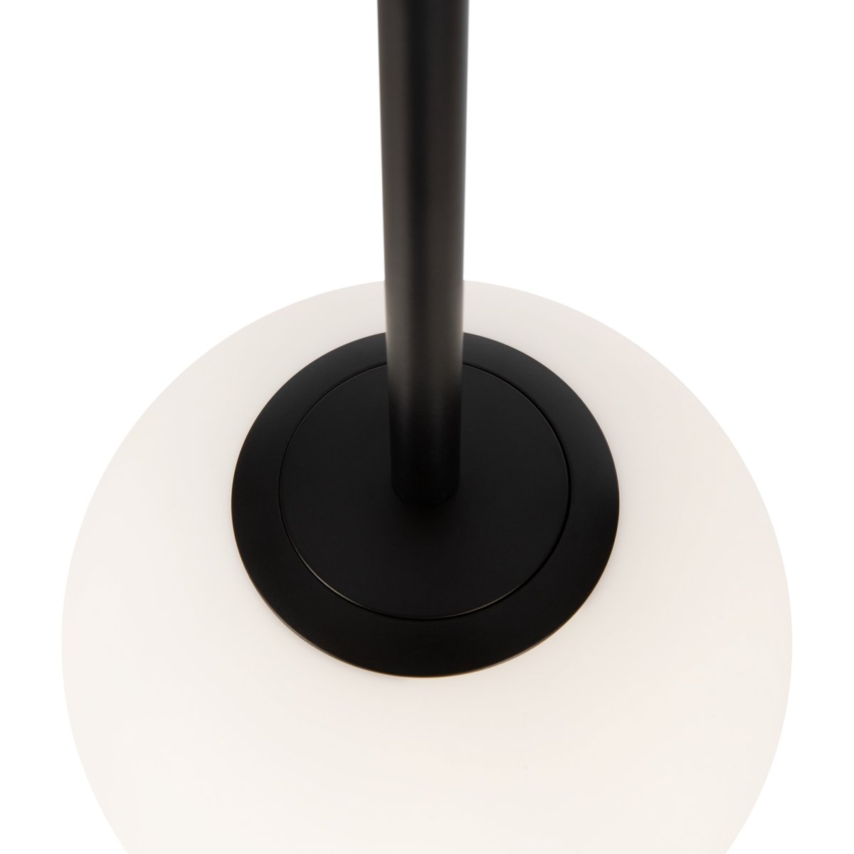 Basic form Ø15 Sort loftslampe Fra Maytoni - Med sin bløde opalglaskugle og et smalt metallisk armatur i sort finish giver lampen et smukt og behageligt lys, der passer perfekt i både moderne og klassiske indretningsstile.