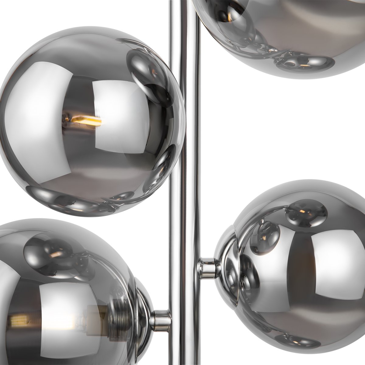 Dallas Ø30 Chrom loftslampe Fra Maytoni - Dens unikke design med runde glaskupler i forskellige retninger skaber et dramatisk og elegant lysspil, der fylder rummet med varme og karakter.