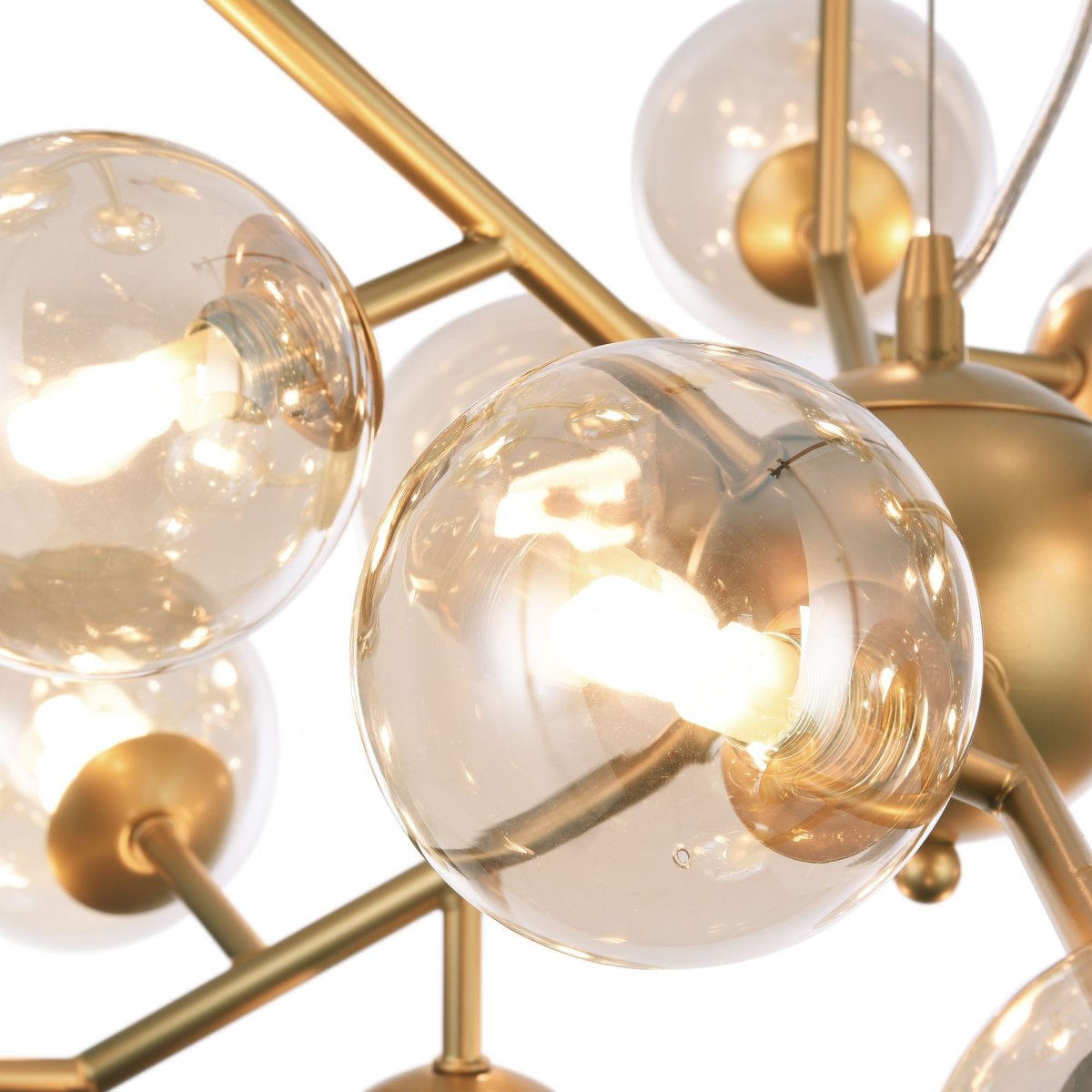 Dallas Ø65 Guld loftslampe Fra Maytoni - Dens unikke design med runde glaskupler i forskellige retninger skaber et dramatisk og elegant lysspil, der fylder rummet med varme og karakter.