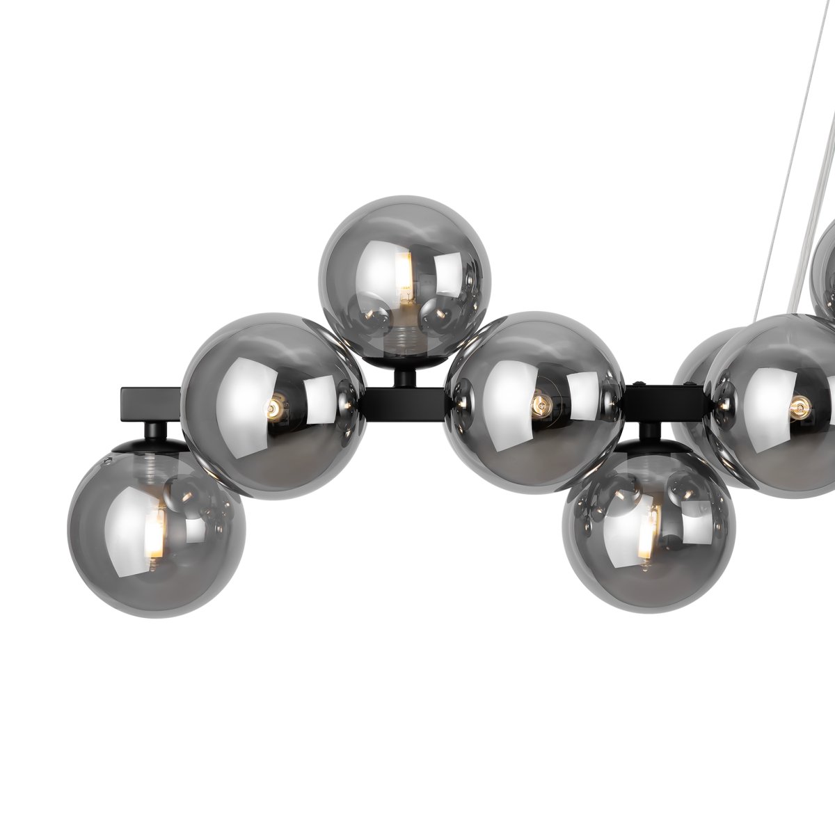 Dallas 123cm Sort loftslampe Fra Maytoni - Dens unikke design med runde glaskupler i forskellige retninger skaber et dramatisk og elegant lysspil, der fylder rummet med varme og karakter.