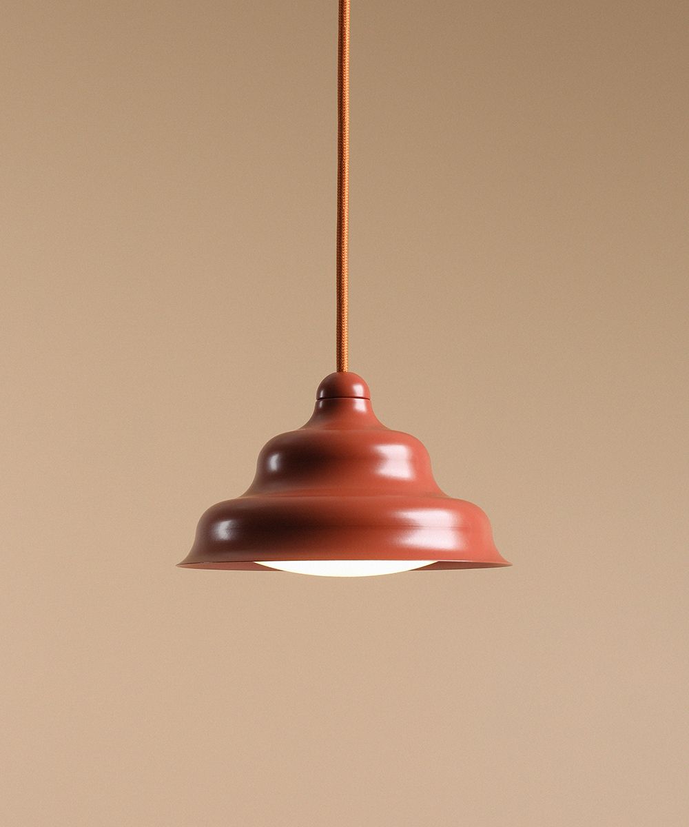 Wave Ø17 Orange loftslampe Fra Artera - Den robuste sk&aelig;rm af metal i en r&oslash;dbrun farve giver en flot spredning af lyset nedad, hvilket g&oslash;r den perfekt til at h&aelig;nge over spisebordet eller k&oslash;kkenet.