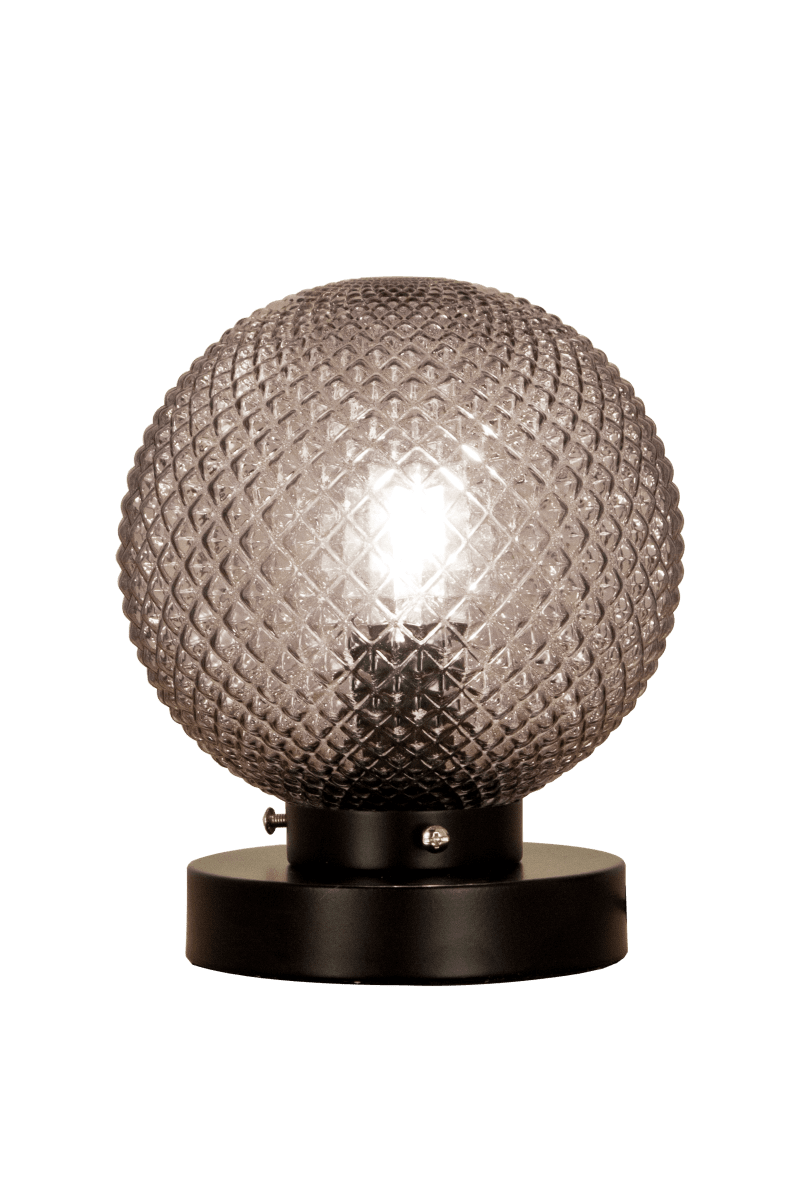 Flory 20cm Røgfarvet bordlampe Fra Aneta Lighting - Det dekorative glas omgiver lyskilden og skaber en varm og harmonisk lysfordeling i rummet.