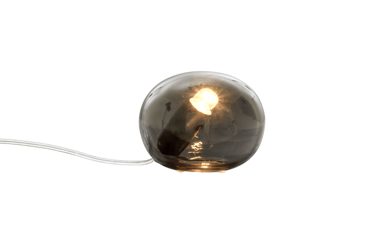 Globus 10cm Røgfarvet bordlampe Fra Aneta Lighting - Globus bordlampe i r&oslash;get glas med en lyskilde inde i glaskuglen, der giver et dekorativt og behageligt lys.