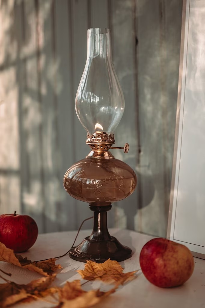 Esmeralda Brun Fra Strömshaga - Den klassiske form med en elegant fod gør Esmeralda til en stemningsfuld indretningsdetalje, der passer lige godt ind i traditionelle og moderne hjem.