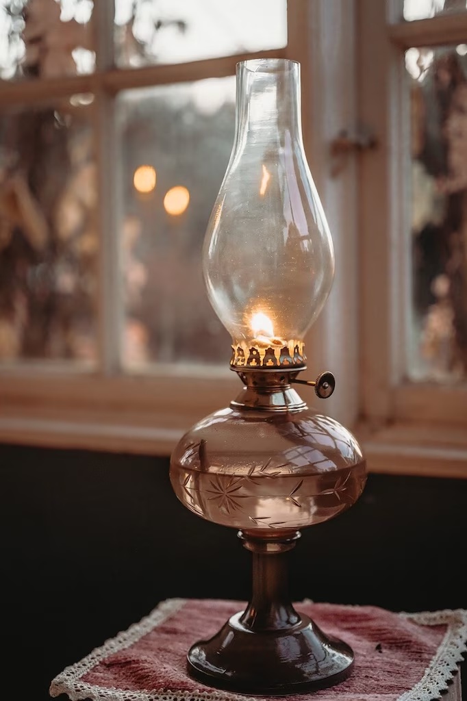 Esmeralda Brun Fra Strömshaga - Den klassiske form med en elegant fod gør Esmeralda til en stemningsfuld indretningsdetalje, der passer lige godt ind i traditionelle og moderne hjem.