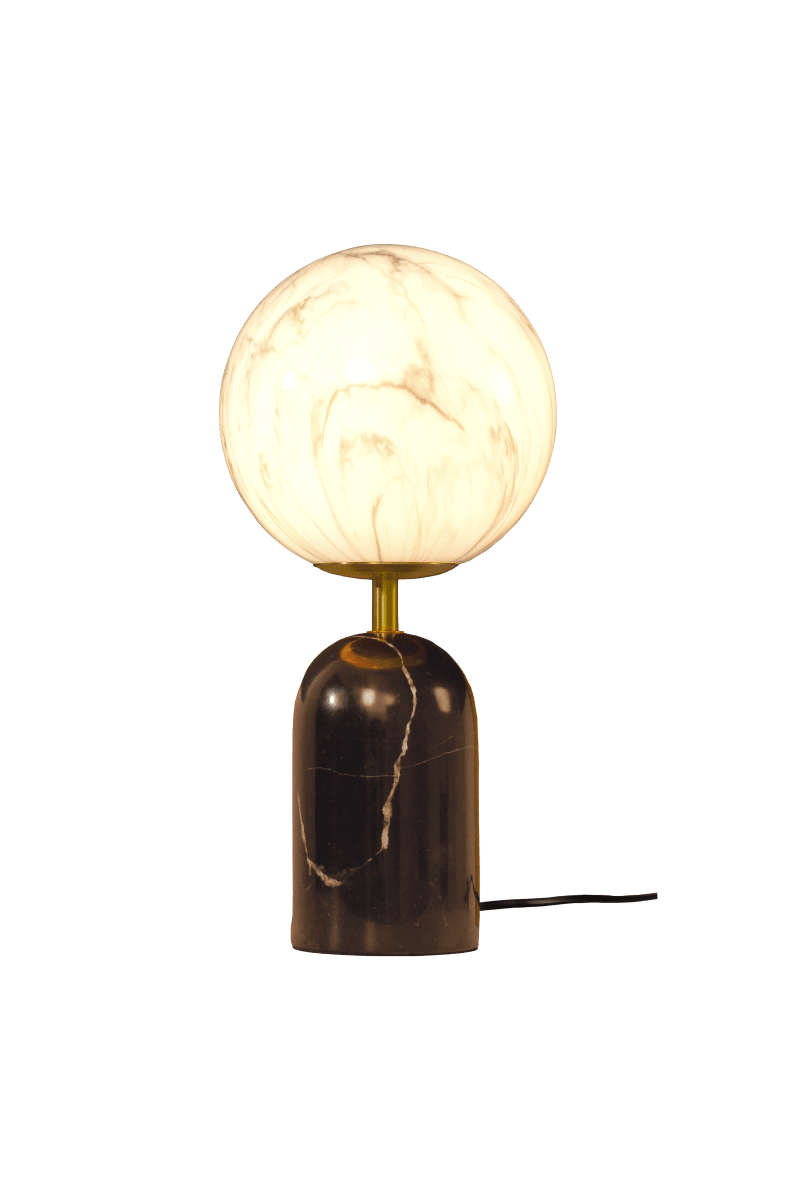 Pierre 30cm Sort og hvid bordlampe Fra Aneta Lighting - Den massive sorte stenfod giver lampen et karakterfuldt udtryk og suppleres af stilfulde metaldetaljer i en mat messingfinish.