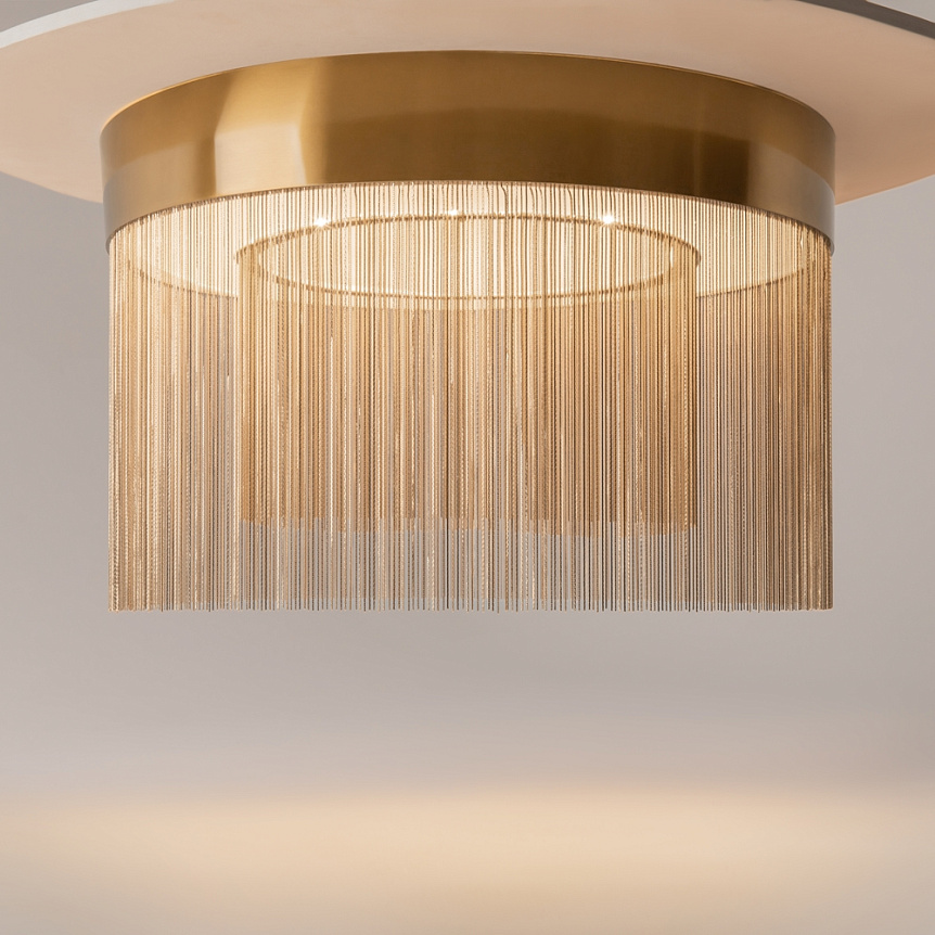 Imaginary Ø55 Guld plafond Fra Maytoni - Imaginary er en elegant metalloftslampe med en luksuri&oslash;s guldfinish og dekorative k&aelig;dedetaljer, der skaber et bl&oslash;dt og eksklusivt indtryk.