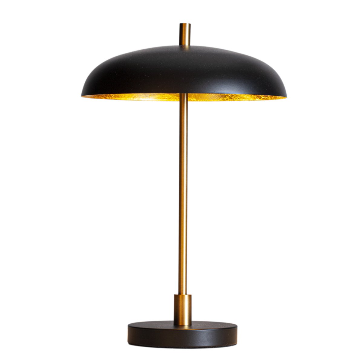Shelby 45cm Mat sort bordlampe Fra By Rydéns - Fremstillet i sort metal med et guldfarvet interi&oslash;r giver det en varm, indbydende gl&oslash;d, der skaber en hyggelig atmosf&aelig;re i rummet.