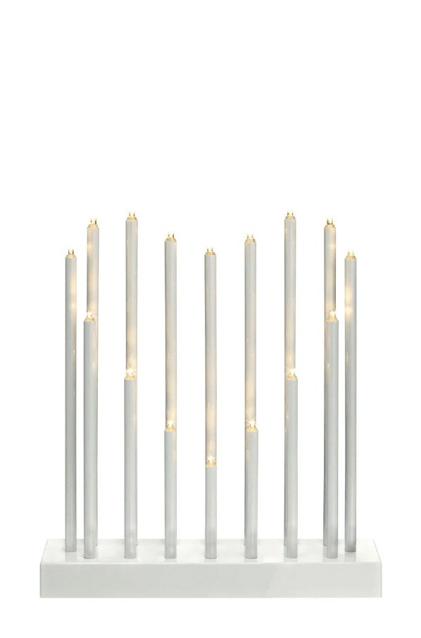 Romans Hvid Fra Markslöjd - Det moderne design kombinerer tradition og stil, hvilket gør det til en perfekt dekoration til sprossede vinduer og borde.