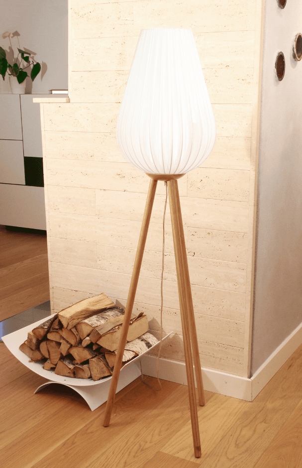 Swea Natur gulvlampe Fra Globen Lighting - Gulvlampe lavet af olieret drejet ask.