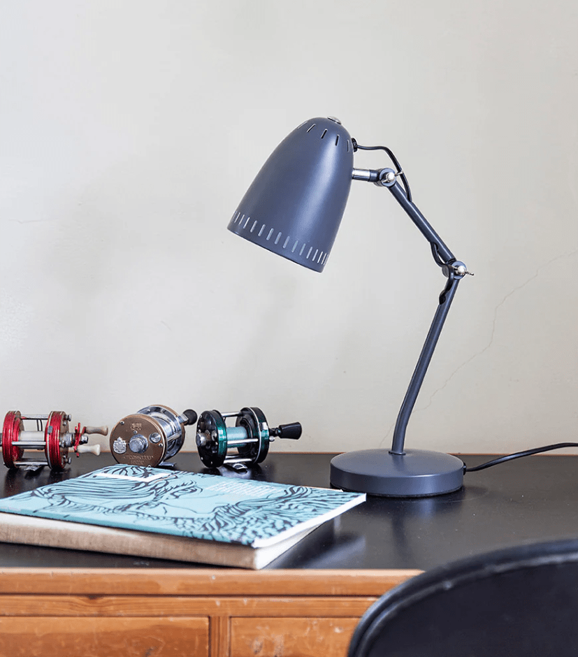 Dynamo 40cm Mørkegrå skrivebordslampe Fra Superliving - Lampens minimalistiske design og robuste konstruktion kombinerer stil med holdbarhed, hvilket gør den til en ideel detalje til både moderne og klassiske miljøer.
