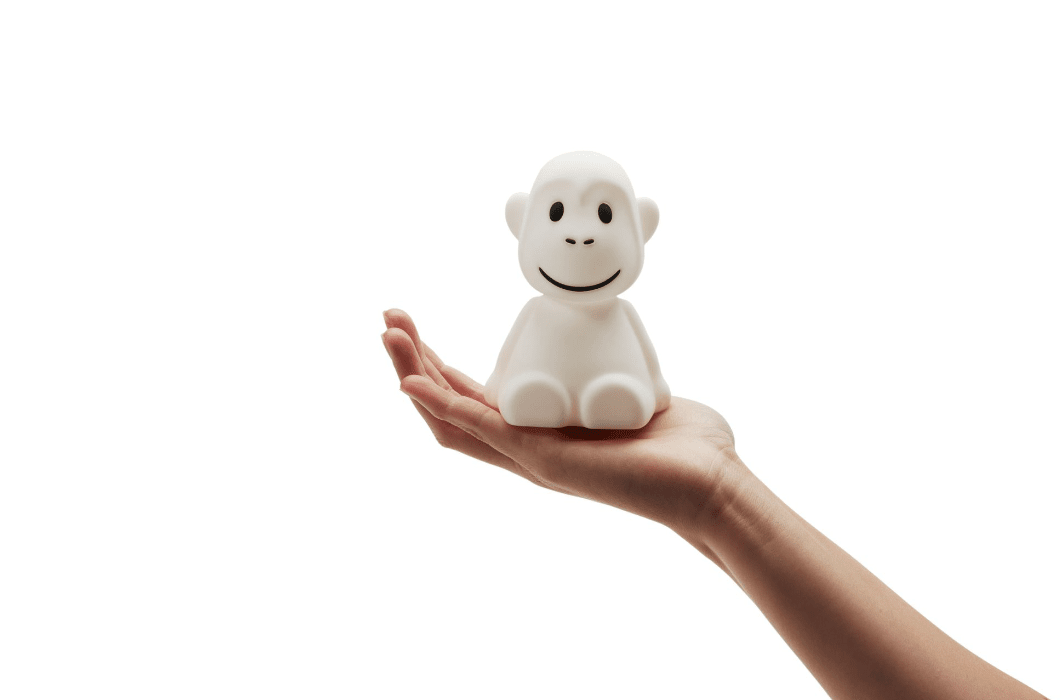 Bundle of Light - Monkey Mini Hvid børnelampe Fra Mr Maria - Tilf&oslash;j noget lys og gl&aelig;de til din dag og dit hjem med denne charmerende Monkey-lampe.