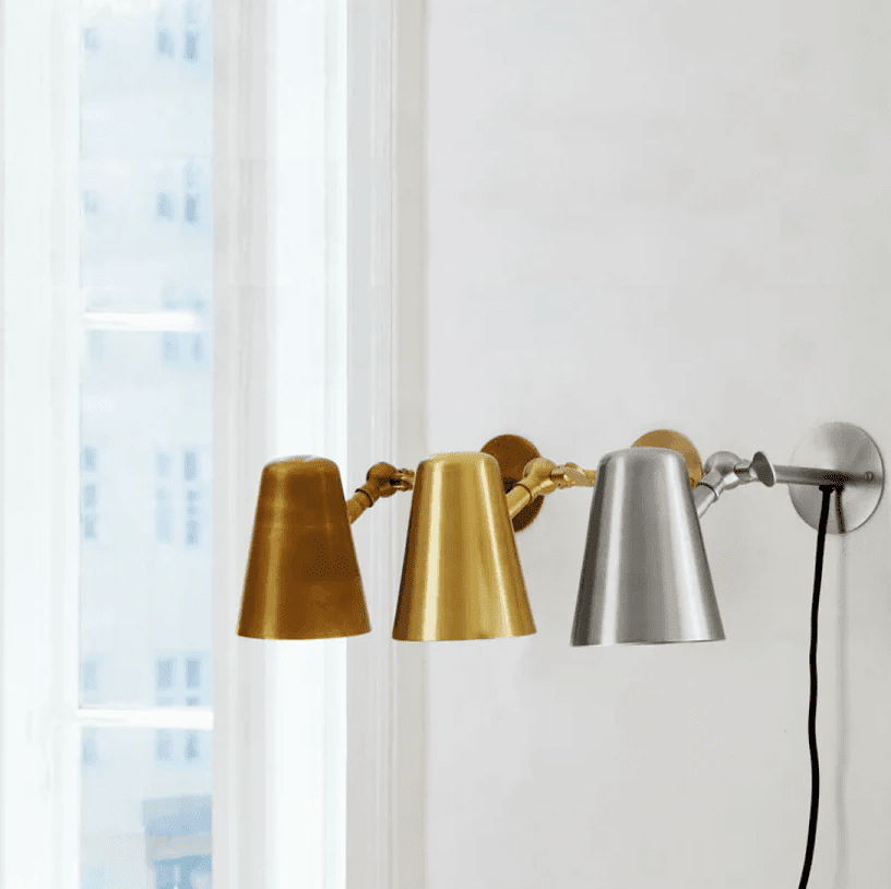 Vala Flex Mat messing læselampe Fra H. Skjalm P - Vala Flex v&aelig;glampen i mat messing er en stilfuld og funktionel lampe med justerbar arm og sk&aelig;rm, som g&oslash;r den ideel til at rette lyset derhen, hvor der er brug for det.