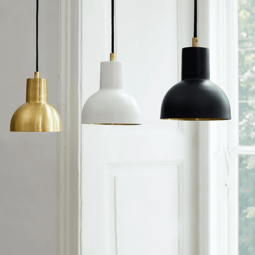 Mini Ø14 Sort loftslampe Fra H. Skjalm P - Mini-vedhæng i matsort metal med guldfarvet interiør og messingdetaljer.