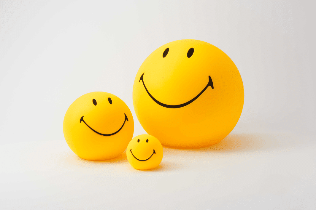 Bundle of Light - Smiley Mini Gul børnelampe Fra Mr Maria - Tilføj noget lys og glæde til din dag og dit hjem med denne charmerende Smiley-lampe.