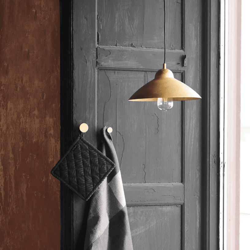 Studio Ø40 Rå messing loftslampe Fra H. Skjalm P - Den h&aring;ndlavede overflade og den varme tone i messingen giver et tidl&oslash;st udtryk, der smelter ind i mange forskellige indretningsstile.