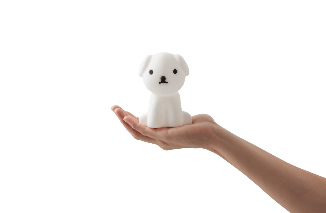 Bundle of Light - Snuffy Mini Hvid børnelampe Fra Mr Maria - Tilføj noget lys og glæde til din dag og dit hjem med denne charmerende Snuffy-lampe.