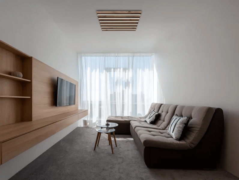 Hayden 45cm Træ plafond Fra Globo Lighting - Den kvadratiska plafonden Hayden &ouml;vertalar med sin moderna akustikpanel-look och bidrar med en h&auml;rlig ljusspridning i rummet.