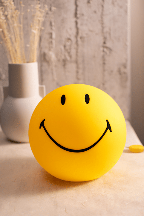 Smiley Star Light Gul børnelampe Fra Mr Maria - Smiley, kendt og elsket for sine historier og sit stilrene udtryk, bliver en unik og beroligende detalje i rummet.