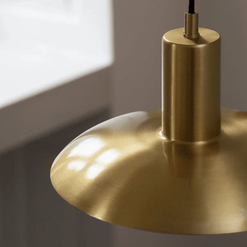 Vega Ø25 Mat messing loftslampe Fra H. Skjalm P - Vega pendel er en elegant lampe i mat messing, der giver et bredt og bl&oslash;dt lys, som skaber en varm og indbydende atmosf&aelig;re.