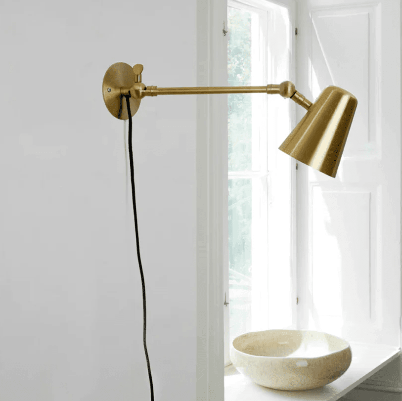 Vala Long 42cm Mat messing væglampe Fra H. Skjalm P - Den passer perfekt i entr&eacute;en, langs k&oslash;kkenbordet eller som sengelampe.