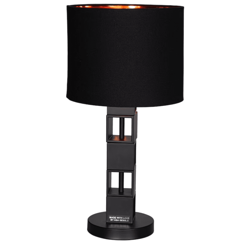 Hello Sunshine 50cm Sort bordlampe Fra By Rydéns - Den afrundede sorte lampesk&aelig;rm i stof harmonerer i kontrast til den smallere lampefod, som best&aring;r af mursten stablet p&aring;; hinanden i et smukt design.