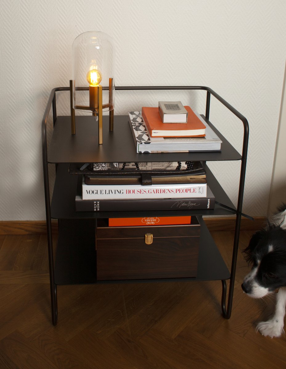 Smokey 30cm Mat guld bordlampe Fra By Rydéns - Smokey er en moderne og sej lampe, der er lille og let at placere med sine 30 centimeter på; højden og 14 centimeter på bredden.